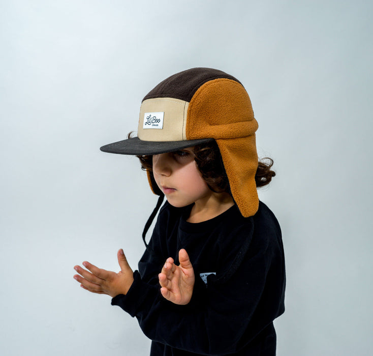 Kasket, blokfleece 5-panel med ører - Brun (Størrelse XL, 7-14 år)