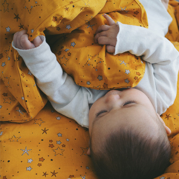 Baby sengetøj, stjerner gylden sennep